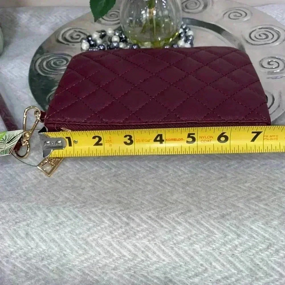 👜 NEW Badgley Mischka Quilted Clutch in Burgundy NWT - Picture 8 of 10